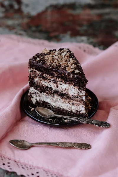 Pièce de gâteau au chocolat sur assiette — Photo