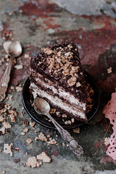 Kousek čokoládového dortu na talíři — Stock fotografie