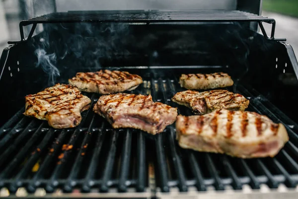 Rindersteaks auf dem Grill — Stockfoto