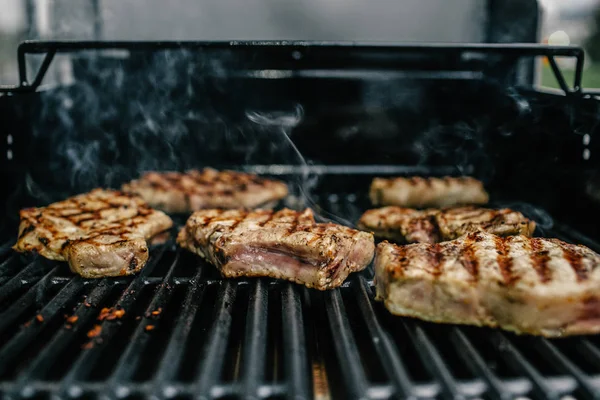 Rindersteaks auf dem Grill — Stockfoto