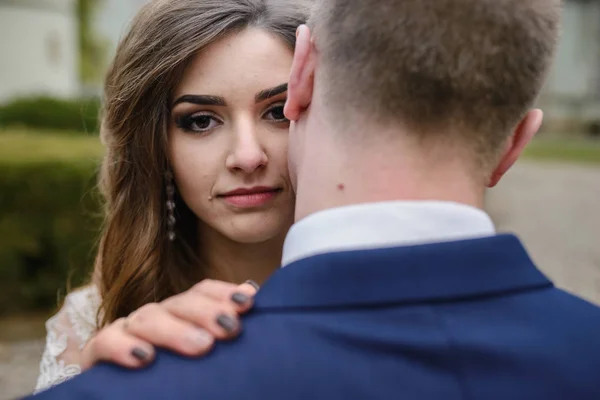 Couple célébrant leur jour de mariage — Photo