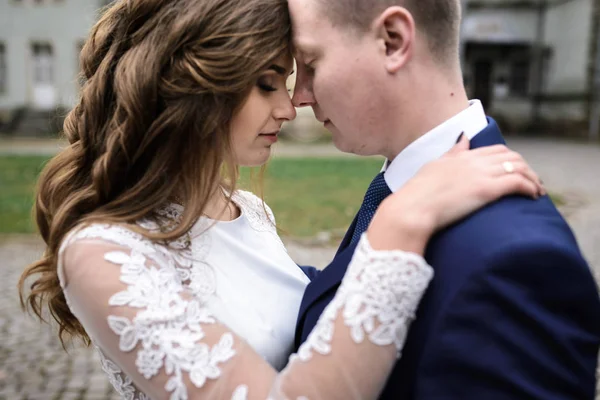 Sposa e sposo il giorno del matrimonio — Foto Stock