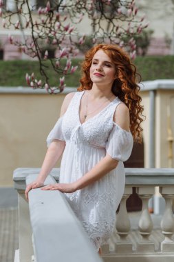 güzel genç kırmızı saçlı kadın