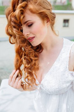 güzel genç kırmızı saçlı kadın