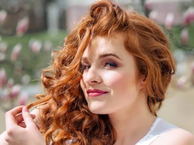 güzel genç kırmızı saçlı kadın