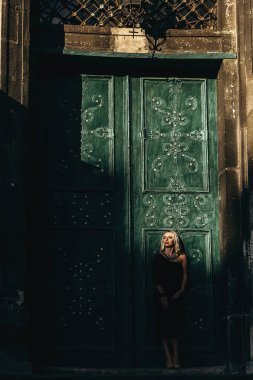  sarışın kadın Siyah elbisenin içinde poz