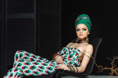 parlak makyaj ve türban kadın ile