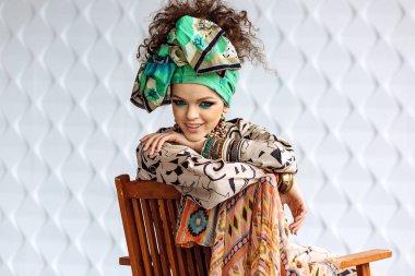 parlak makyaj ve türban kadın ile