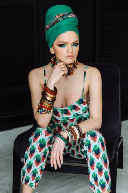 parlak makyaj ve türban kadın ile