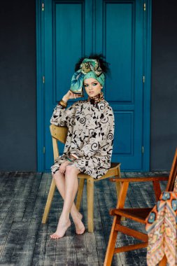 parlak makyaj ve türban kadın ile