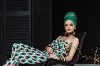 parlak makyaj ve türban kadın ile