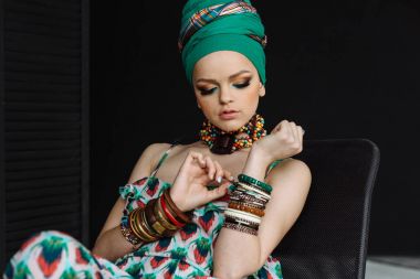 parlak makyaj ve türban kadın ile