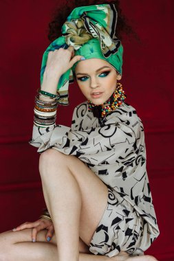 parlak makyaj ve türban kadın ile