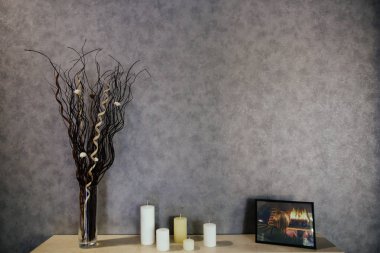 küçük bir vazoda çiçek dalları