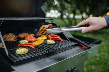 Erkek el pişirme Barbekü