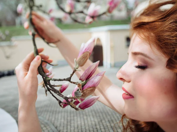 Belle jeune femme aux cheveux roux — Photo