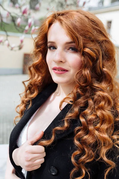 Güzel genç kırmızı saçlı kadın — Stok fotoğraf