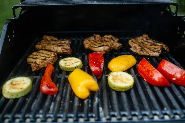 Gegrilltes Fleisch mit Gemüse — Stockfoto