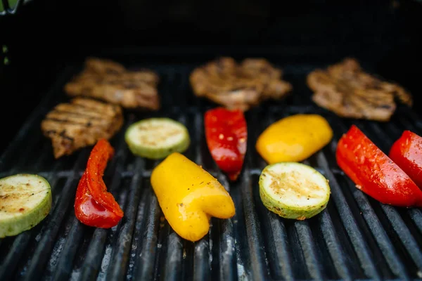 Gegrilltes Fleisch mit Gemüse — Stockfoto