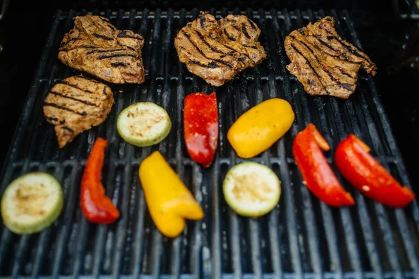 Gegrilltes Fleisch mit Gemüse — Stockfoto