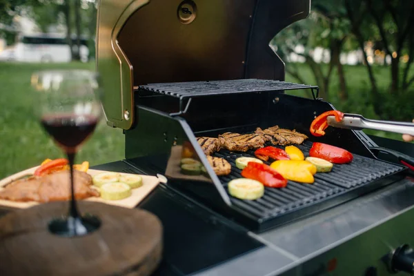 Mannenhand koken barbecue — Stockfoto