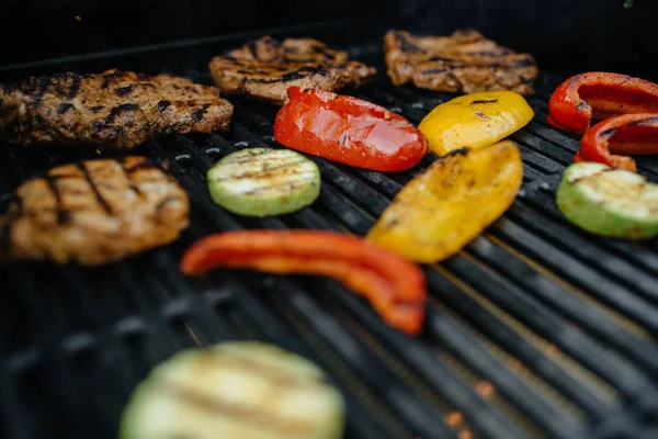 Gegrilltes Fleisch mit Gemüse — Stockfoto