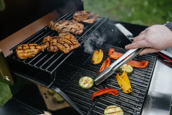 Barbecue masculin cuisine à la main — Photo