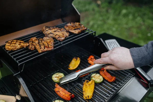 Männliche Hand kocht Grill — Stockfoto