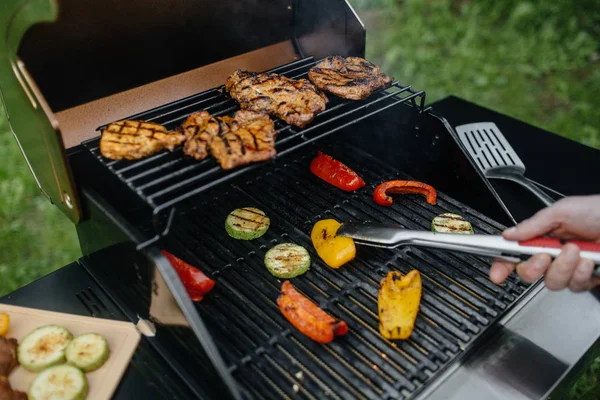 Männliche Hand kocht Grill — Stockfoto