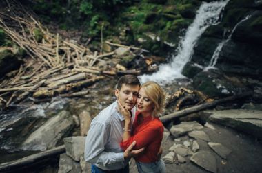  Çift yakınındaki ormanda bir şelale.