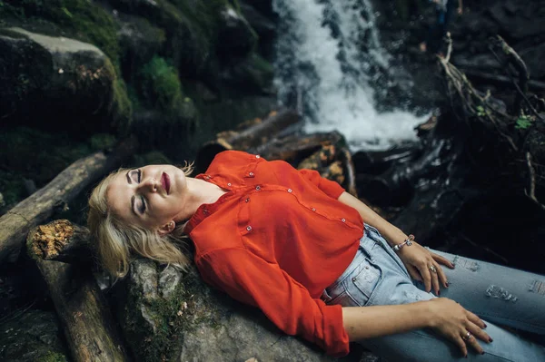 Belle femme posant près de cascade — Photo