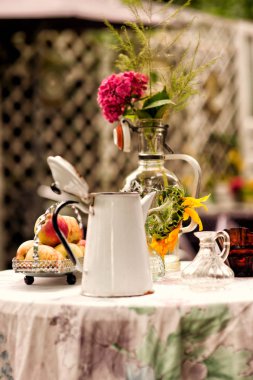 Taze şeftali plakası ve çiçekler