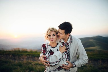 mutlu çift dağlar poz