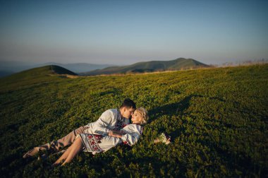 mutlu çift dağlar poz