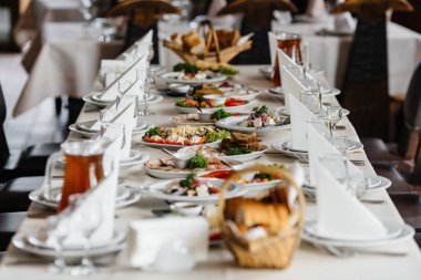 Yemekler masaya servis