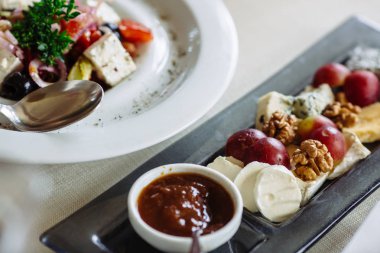 Fındık ile plaka üzerinde peyniri dilimlenmiş