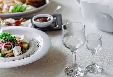 Yemekler masaya servis