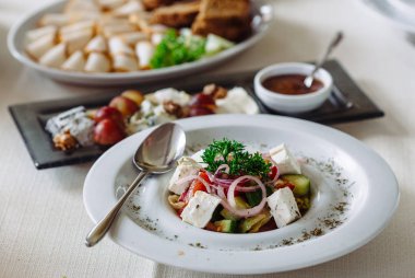 Yemekler masaya servis