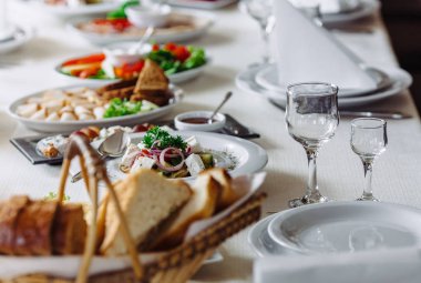 Yemekler masaya servis