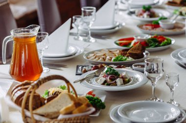 Yemekler masaya servis