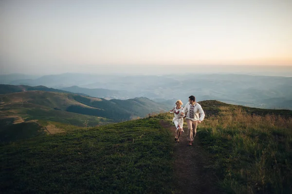 Casal feliz andando em montanhas — Fotografia de Stock