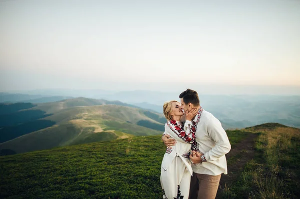 Счастливая пара позирует в горах — стоковое фото