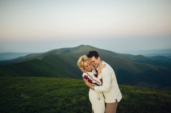 산에서 포즈 행복 한 커플 — 스톡 사진