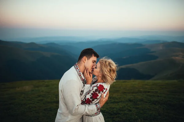 Cuplu fericit pozând în munți — Fotografie, imagine de stoc