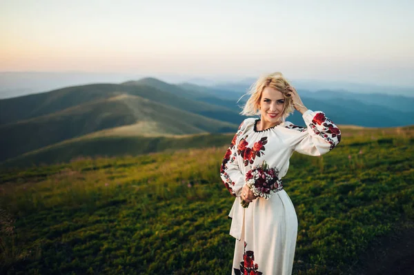 Belle femme posant à la montagne — Photo