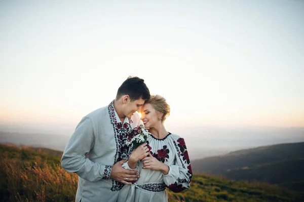 산에서 포즈 행복 한 커플 — 스톡 사진