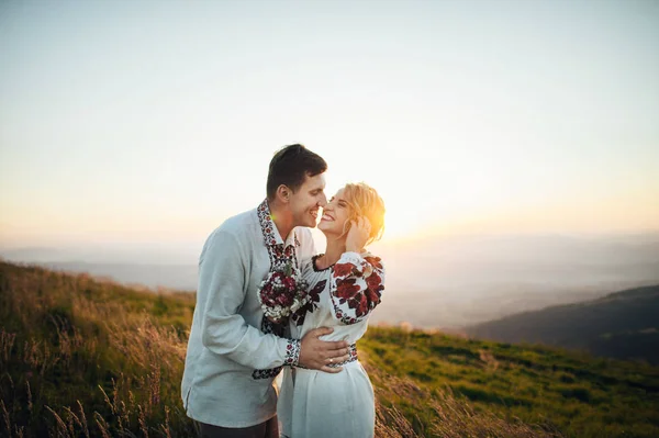 Boldog pár pózol a hegyek — Stock Fotó