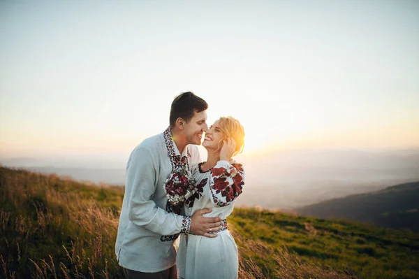 Couple heureux posant à la montagne — Photo