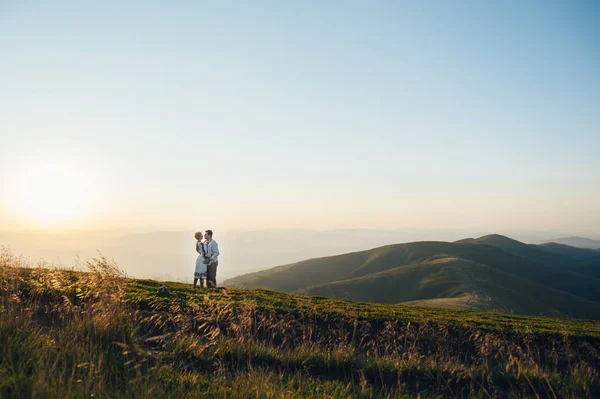 Šťastný pár pózuje na hory — Stock fotografie