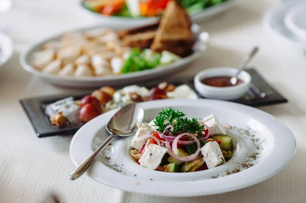 Yemekler masaya servis